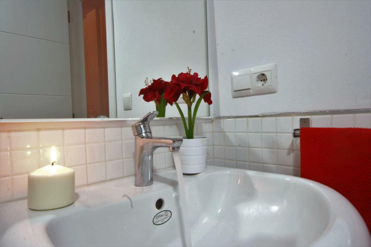 Apartamento Vacacional Carmona Apartment Bagian luar foto